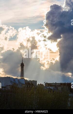 Frankreich, Paris, Bereich Weltkulturerbe der UNESCO, Gewitterhimmel auf dem Eiffelturm Stockfoto