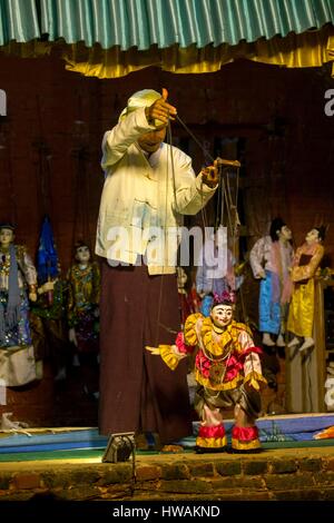 Myanmar, Mandalay Zustand, Bagan, Puppenspiel ist eine uralte Kunst, die die Bagan-Marionetten-Theater lebendig zu halten, Marionetten spielen Stockfoto