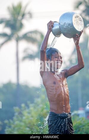 Myanmar, Rakhine-Staat Mrauk U Region, Pan Ba Dorf junge seine Toilette zu tun Stockfoto