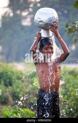 Myanmar, Rakhine-Staat Mrauk U Region, Pan Ba Dorf junge seine Toilette zu tun Stockfoto