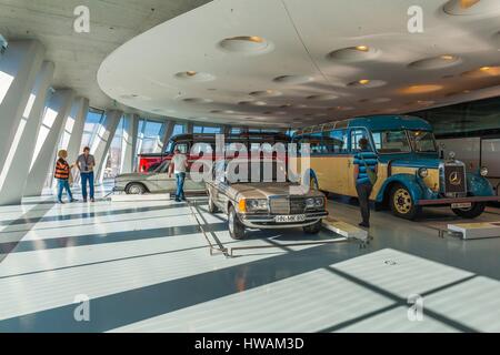 Deutschland, Baden-Wurttemburg, Stuttgart-Unter-Turkheim, Mercedes-Benz Museum Gebäude, Mercedes Fahrzeuge Stockfoto