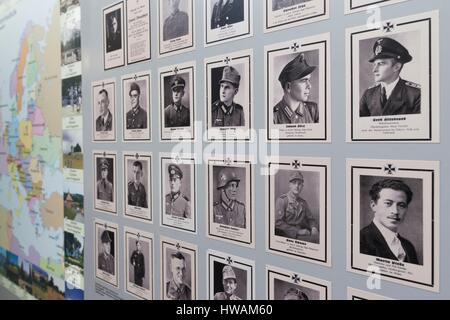 Deutschland, Bayern, Obersalzberg, Dokumentation Obersalzberg, Museum über die NS-Diktatur, Innenraum Exponate, Fotos von deutschen Soldaten getötet du Stockfoto