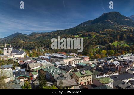 Deutschland, Bayern, Berchtesgaden, erhöhten Blick auf die Stadt mit Bergen Stockfoto