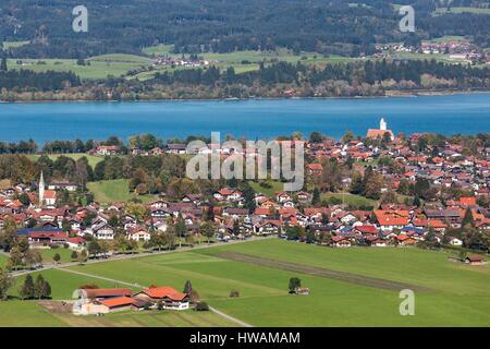 Deutschland, Bayern, Schwangau, Blick auf die erhöhten Stadt mit Forggensee See fallen Stockfoto