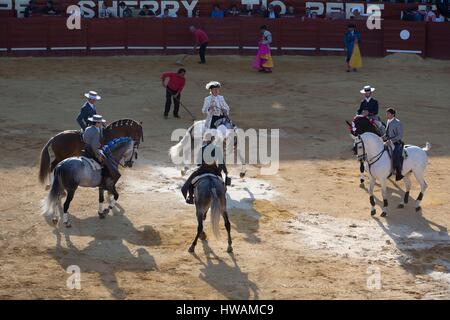 Spanien, Andalusien, Jerez De La Frontera, Jerez Stierkampfarena, Reiten Stierkampf auf Reiten Toreros sind in der Arena im Mai 2016 Stockfoto