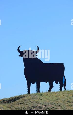 Spanien, Andalusien, El Toro Osborne, Symbol für den spanischen Stier in einem Feld (Werbung für Osborne, ein Geist-Fabrik) Stockfoto