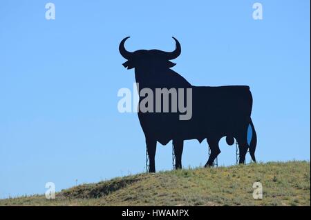 Spanien, Andalusien, El Toro Osborne, Symbol für den spanischen Stier in einem Feld (Werbung für Osborne, ein Geist-Fabrik) Stockfoto