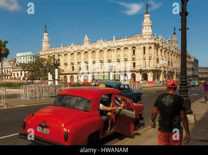 Amerika, Karibik, Kuba, Havanna, Weltkulturerbe von UNESCO, Paseo de Martí, großen Theater von Havanna, rote Oldtimer vor der Nationa Stockfoto