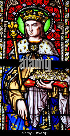 Glasmalerei in der Kirche von Sablon in Brüssel, dekoriert mit Saint Louis, König von Frankreich mit königlichen Kleidung von Krone und blaue Robe mit fleur Stockfoto