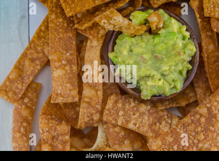 Schüssel von Guacamole mit Chips füllen Rahmen hautnah Stockfoto