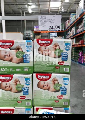 Windeln für Verkauf im Lager Costco angezeigt Stockfoto