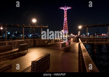 Blick auf Coney Island Luna Park in der Nacht vom Steeplechase Pier Stockfoto