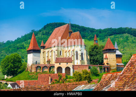 Wunderschöne mittelalterlicher Architektur von Birthälm Wehrkirche in Sibiu, Rumänien durch UNESCO-Weltkulturerbe geschützt Stockfoto