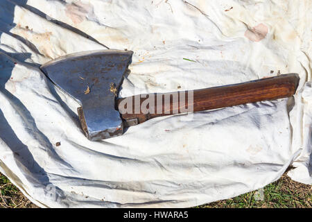 Farm-Tool legt Metzger Ax auf weißem Stoff Stockfoto