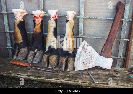 Rostige Messer auf Holzpalette, Bauer Geräte in Kuba, Fleisch Cleaver