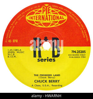 45 u/min 7' UK Plattenlabel The Promised Land von Chuck Berry auf dem Etikett Pye International ab Januar 1965. Stockfoto