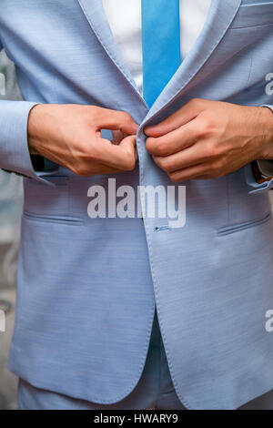 Geschäftsmann trägt eine blaue Jacke. Bräutigam Morgen Vorbereitung Stockfoto