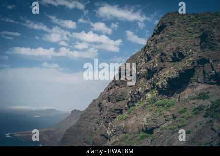 Berge mit Agave und Meer auf der Insel Gran Canaria in Spanien. Stockfoto