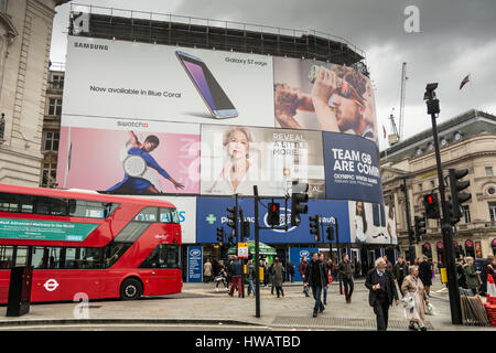 Piccadilly Circus Plakate ausschalten für facelift Stockfoto