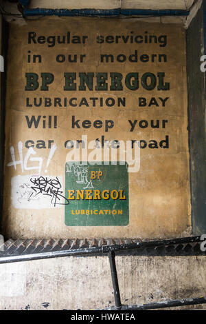 Eine Anzeige für BP Energol auf Polen Street, Soho, UK Stockfoto