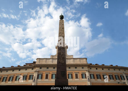 Palazzo Montecitorio, Sitz der italienischen Abgeordnetenkammer mit dem Obelisken des Augustus in Rom, Italien Stockfoto