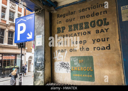 Eine Anzeige für BP Energol auf Polen Street, Soho, UK Stockfoto