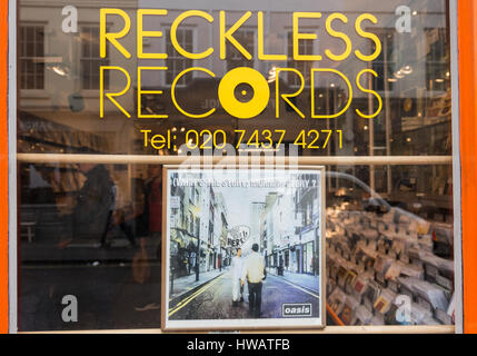 Oasis' Was ist die Story Morning Glory Album Cover im Schaufenster der Reckless Records in Soho, London, UK Stockfoto