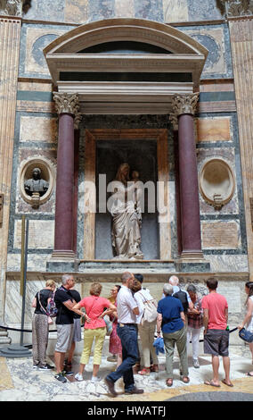 Innere der Piazza della Rotonda, Pantheon, Rom, Italien am 1. September 2016, historisches Zentrum. Stockfoto