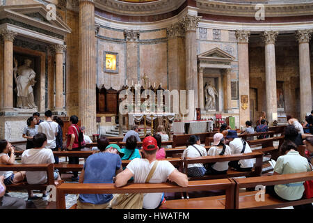 Innere der Piazza della Rotonda, Pantheon, Rom, Italien am 1. September 2016, historisches Zentrum. Stockfoto