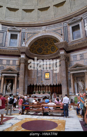 Innere der Piazza della Rotonda, Pantheon, Rom, Italien am 1. September 2016, historisches Zentrum. Stockfoto