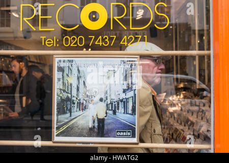 Oasis' Was ist die Story Morning Glory Album Cover im Schaufenster der Reckless Records in Soho, London, UK Stockfoto