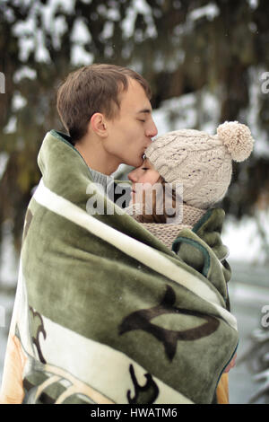 Glücklicher Mann küssen seine schöne Mädchen auf der Stirn und deckt ihre Decke. Ein gut aussehender Mann Kuss auf die Stirn ihres Geliebten, schöne, schöne Mädchen w Stockfoto