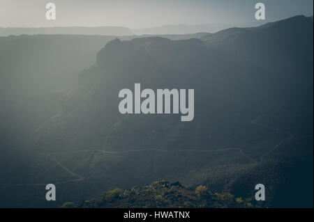 Herrliche Aussicht auf die Berggipfel mit schönen Wolken auf den Sonnenuntergang. Ort: Gran Canaria, Kanarische Inseln, Spanien. Künstlerischen Bild. Beauty-Welt Stockfoto