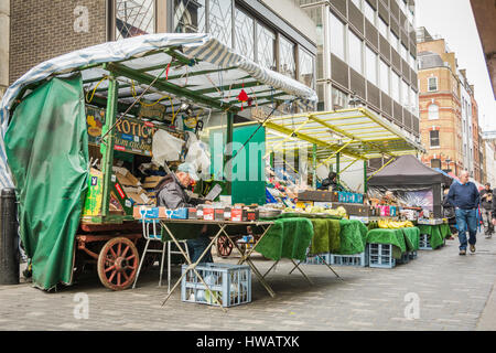 Marktstände und Händler auf dem Berwick Street Market, Soho, London, England, Großbritannien Stockfoto