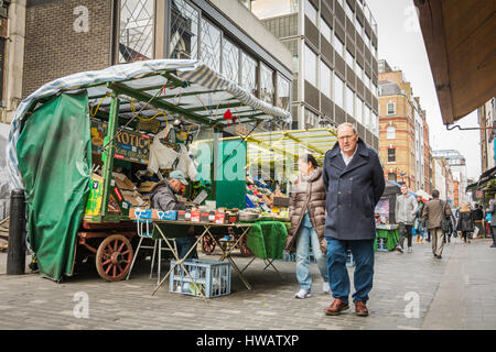 Ein Händler und Verkaufsstand und die Überreste des 250 Jahre alten Berwick Street Market in Soho, London, England, Großbritannien Stockfoto