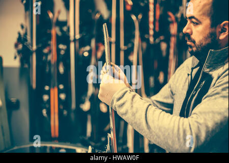 Ski-tuning und abschöpfen. Winter-Shop Arbeiter Basis Reparatur zu tun. Vermietung-Werkstatt-service Stockfoto