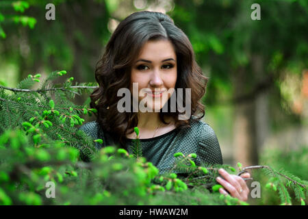 Schöne attraktive lächelnd süß schöne Art genial wunderschöne ausgezeichnete Mädchen, Modell in frischen, grünen, Frühling Garten, Park, Wald. Frühlingszeit. Porträt Stockfoto