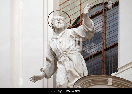 Stuck-Statue des St. Franziskus empfängt die Stigmata an der Fassade des Santissime Stimmate di San Francesco Kirche, Rom, Italien Stockfoto