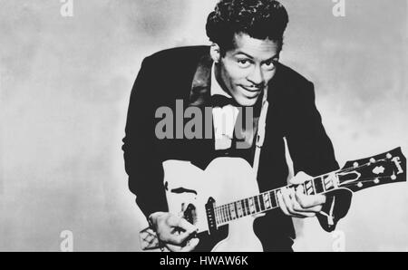 Porträt des Charles Edward Anderson "Chuck" Berry (18. Oktober 1926 – 18. März 2017). Sehen Sie hier im Jahr 1957 war er ein amerikanischer Gitarrist, Sänger und Songwriter und einer der Pioniere des Rock And Rollenmusik. Mit Songs wie "Maybellene" (1955), "Roll Over Beethoven" (1956), "Rock und Roll Music" (1957) und "Goode" (1958), Berry verfeinert und Rhythm &amp; Blues entwickelte sich die Hauptelemente, die Rock And Roll unverwechselbar gemacht. Texten, die auf Teenagerlebens und Konsum ausgerichtet, und entwickeln eine Musikrichtung, die Gitarren-Soli und Effekthascherei enthalten, war Berry ein Haupteinfluß o Stockfoto