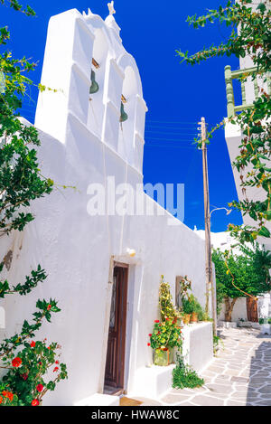 Schönen weißen Straße mit alten Kirche in Parikia, Paros, Kykladen, Griechenland