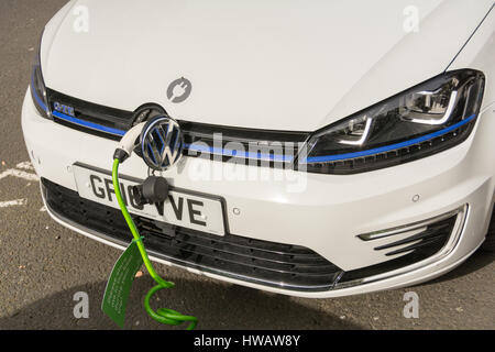 Zwei Volkswagen e-Golf GTEs wird aufgeladen in London, Großbritannien Stockfoto