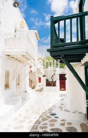 Authentische weiß getünchten kykladische Straße in schönen Insel Mykonos, Kykladen, Griechenland Stockfoto