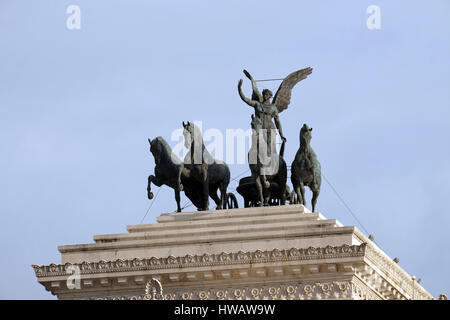 Statue der Göttin Victoria Reiten auf Quadriga, National Monument von Victor Emmanuel II, Rom, Italien am 01. September Stockfoto