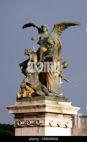 Statue des Gedankens von Giulio Monteverde in das Denkmal für Victor Emmanuel II geschnitzt. Venedig-Platz, Rom, Italien Stockfoto