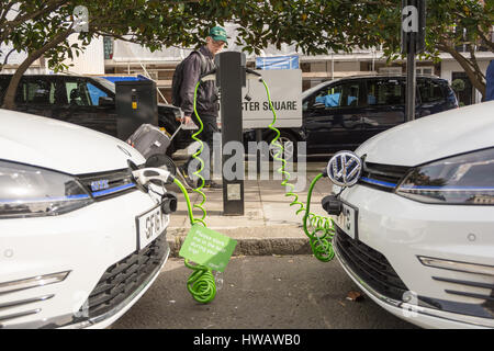 Die Hauben von zwei Volkswagen e-Golf GTEs geladen wird in London, Großbritannien Stockfoto
