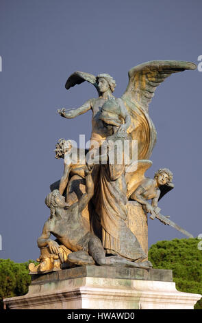 Statue des Gedankens von Giulio Monteverde in das Denkmal für Victor Emmanuel II geschnitzt. Venedig-Platz, Rom, Italien Stockfoto