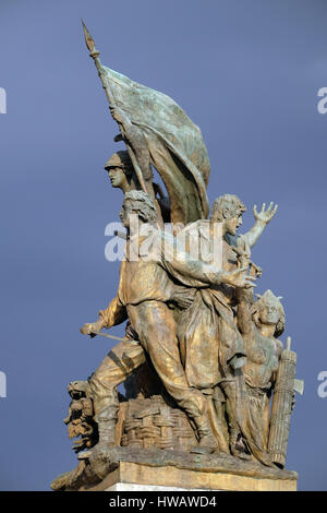 Denkmal für alte Kämpfer vor der Monomento eine Vittorio Emanuele II. Venedig-Platz, Rom, Italien Stockfoto