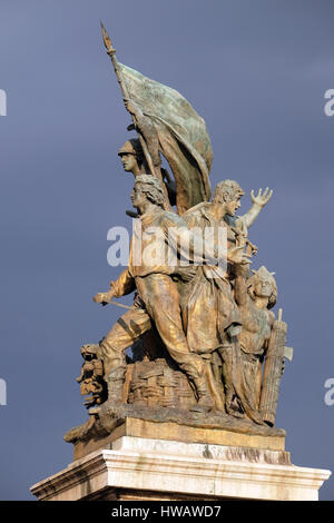 Denkmal für alte Kämpfer vor der Monomento eine Vittorio Emanuele II. Venedig-Platz, Rom, Italien Stockfoto