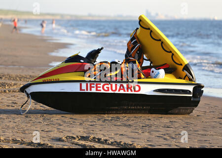 Wasserscooter des Vereins niederländischer Rettungsschwimmer am Strand von Katwijk Stockfoto
