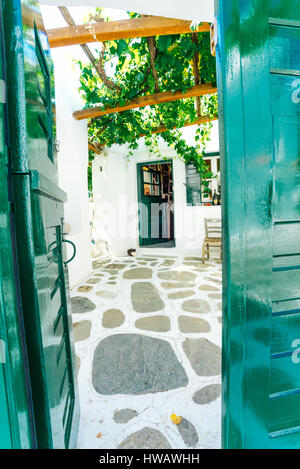 Mykonos Altstadt Straße mit Kopfsteinpflaster Gehwege, weiße Wände und bemalten Tür und Fenster, Insel Mykonos, Griechenland Stockfoto